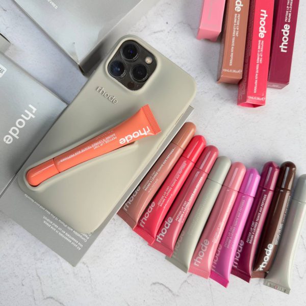 کاور گوشی موبایل آیفون 13، 14، 15 پرو iPhone13Pro- iPhone14Pro- iPhone15Pro- طرح رود rhode رنگ طوسی Gray همراه با لیپ گلاس Lip Gloss رژلب رنگ رندوم