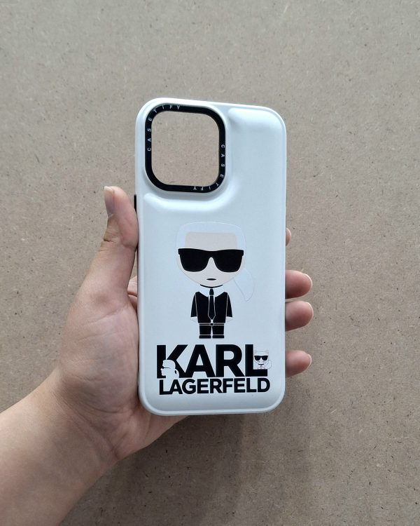 کاور گوشی موبایل آیفون 14 پرومکس iPhone14Promax طرح کارل لاگرفلد و گربه رئیس Karl Lagerfeld & The Boss Cat سفید
