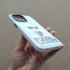 کاور گوشی موبایل آیفون 14 پرومکس iPhone14Promax طرح کارل لاگرفلد و گربه رئیس Karl Lagerfeld & The Boss Cat سفید