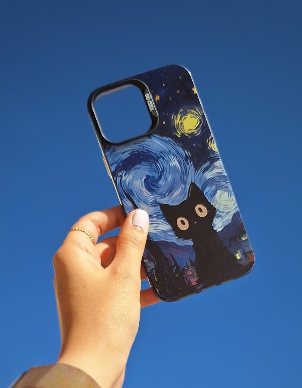 کاور گوشی موبایل آیفون 16 نرمال iPhone16- طرح هنری گربه در شب پر ستاره ونگوگ Cat in Starry Night دودی