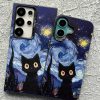 کاور گوشی موبایل آیفون 16 نرمال iPhone16- طرح هنری گربه در شب پر ستاره ونگوگ Cat in Starry Night دودی