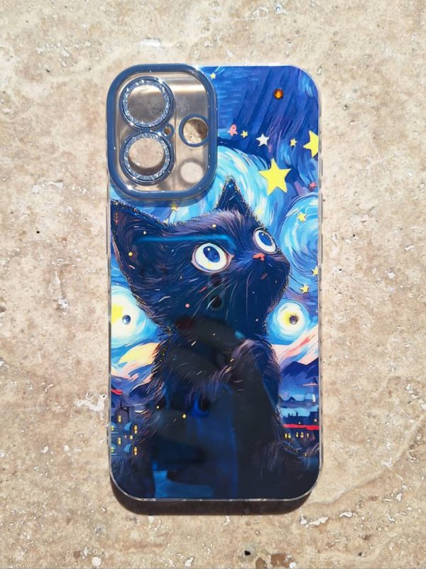 کاور گوشی موبایل آیفون 16 نرمال iPhone16- طرح هنری گربه در شب پر ستاره ونگوگ Cat in Starry Night با گلس محافظ لنز