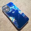 کاور گوشی موبایل آیفون 16 نرمال iPhone16- طرح هنری گربه در شب پر ستاره ونگوگ Cat in Starry Night با گلس محافظ لنز