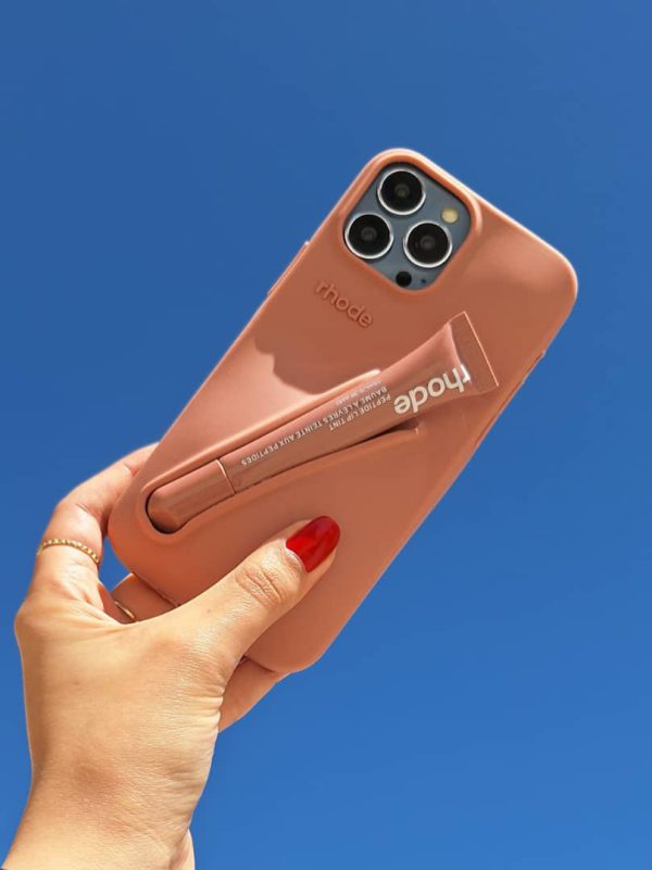 کاور گوشی موبایل آیفون 13، 14، 15 پرو iPhone13Pro- iPhone14Pro- iPhone15Pro- طرح رود rhode همراه با لیپ گلاس Lip Gloss رژلب رنگ توست Toast