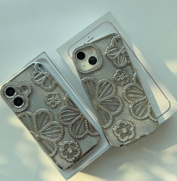 کاور گوشی موبایل آیفون 15 پرومکس iPhone15Promax طرح گل نرگس Narcissus Flower نگینی برجسته با برگه شاینی اکلیلی